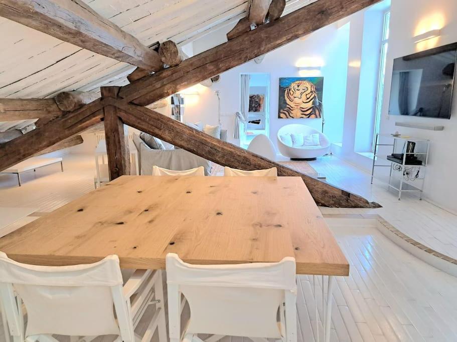Pantheon White Penthouse * Rom
