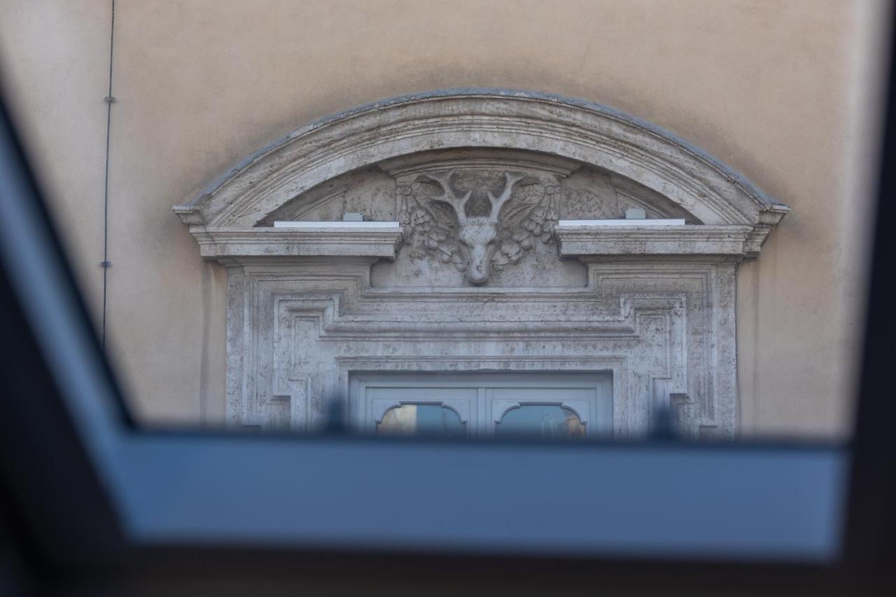 Pantheon White Penthouse Rom